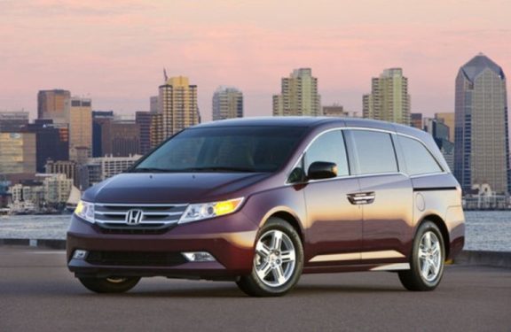 A 2013 Honda Odyssey backdropped by skyline